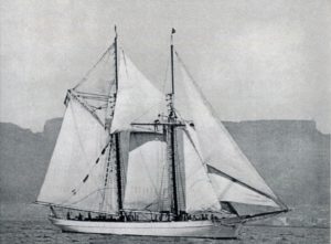 YANKEE.Amerykański szkuner Yankee, który zabrał list mojego ojca do rodziców do stolicy Tahiti, Papeete, gdzie kolonialne władze francuskie opatrzyły go odpowiednimi znaczkami i wysłały normalną drogą morską do Francji, a stamtąd do Polski.